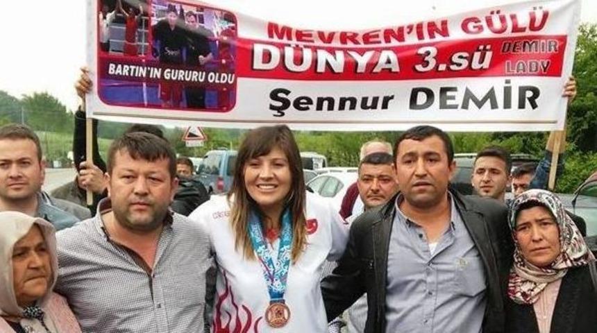 D&uuml;nya 3.&rsquo;s&uuml; Milli Sporcuya Davullu Zurnalı Karşılama