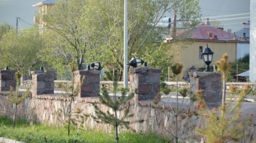 Magandalar Bu Kez De Parklardaki Fidanlara Zarar Verdi