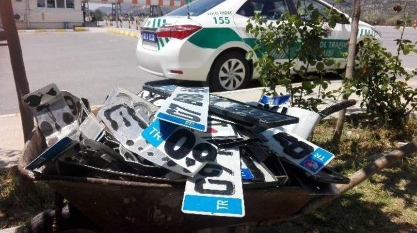 Polis M&uuml;h&uuml;rs&uuml;z Y&uuml;zlerce Plakaya El Koydu