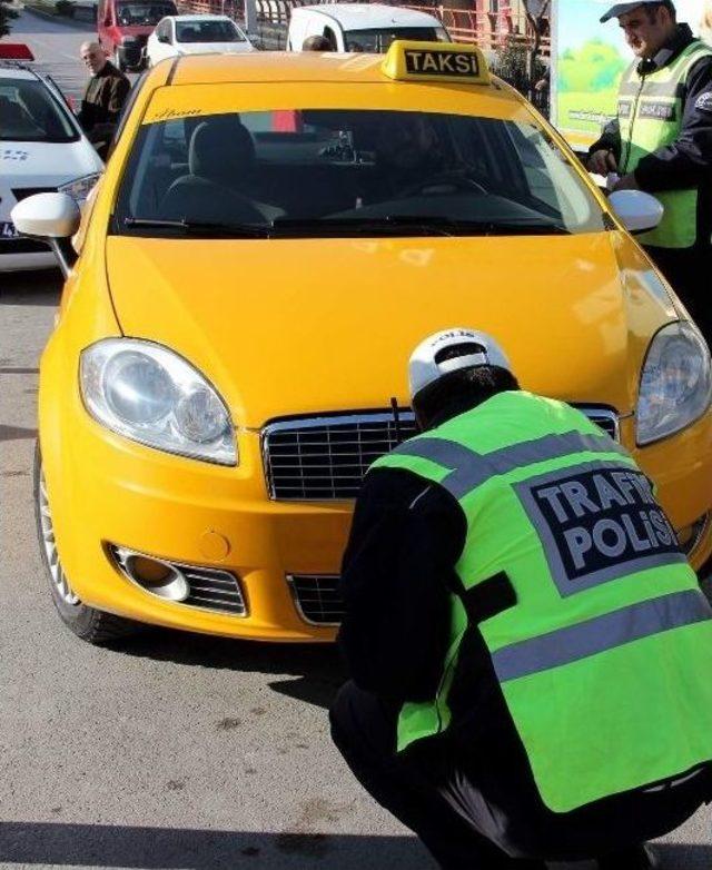 Polis M&uuml;h&uuml;rs&uuml;z Y&uuml;zlerce Plakaya El Koydu 1