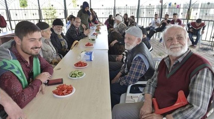 Huzurevi Sakinleri &Uuml;niversite &Ouml;ğrencileri İle Biraraya Geldi