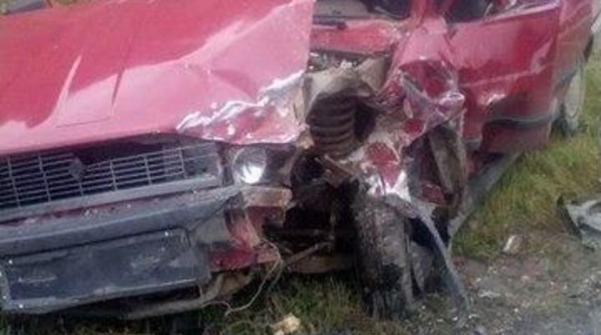 İki Otomobil Kafa Kafaya &Ccedil;arpıştı: 5 Yaralı