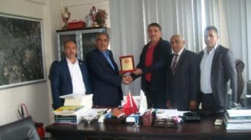 Muhtarlardan, Şube M&uuml;d&uuml;r&uuml;ne Plaket