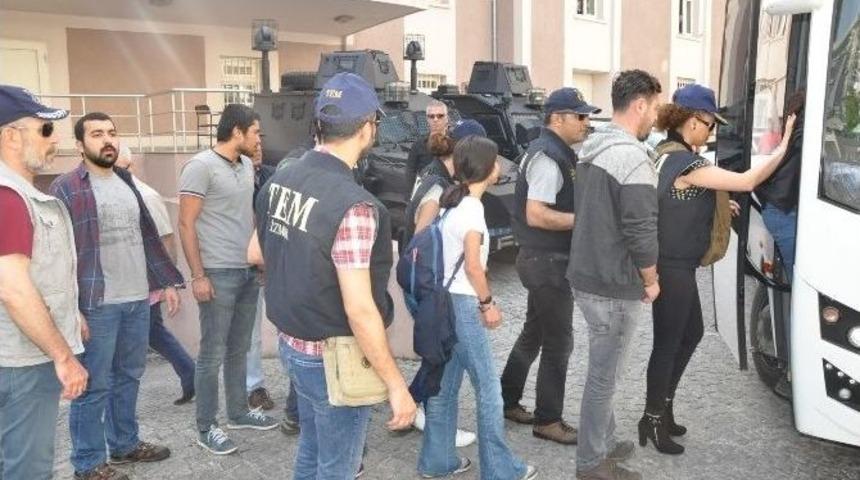 İzmir&rsquo;de Ter&ouml;r Operasyonunda G&ouml;zaltına Alınanlar Adliyeye Sevk Edildi