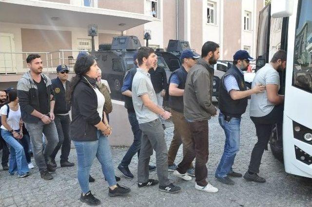 İzmir’de Terör Operasyonunda Gözaltına Alınanlar Adliyeye Sevk Edildi