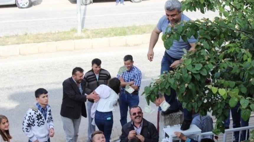 Başkan &Ccedil;alışkan, S&uuml;nnet D&uuml;ğ&uuml;n&uuml;nde Dolar Dağıttı