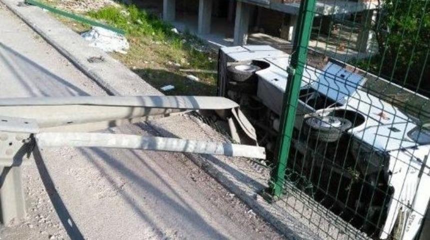Servis Midib&uuml;s&uuml; Takla Attı: 2 Yaralı