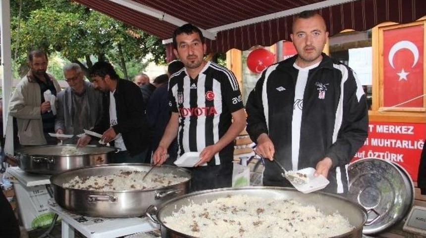 Beşiktaşlılar Şampiyonluklarını Etli Pilav Dağıtarak Kutluyor