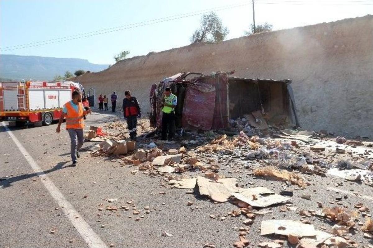 Kamyon "&ouml;l&uuml;m Virajı"nda Devrildi: 2 &Ouml;l&uuml;, 1 Yaralı