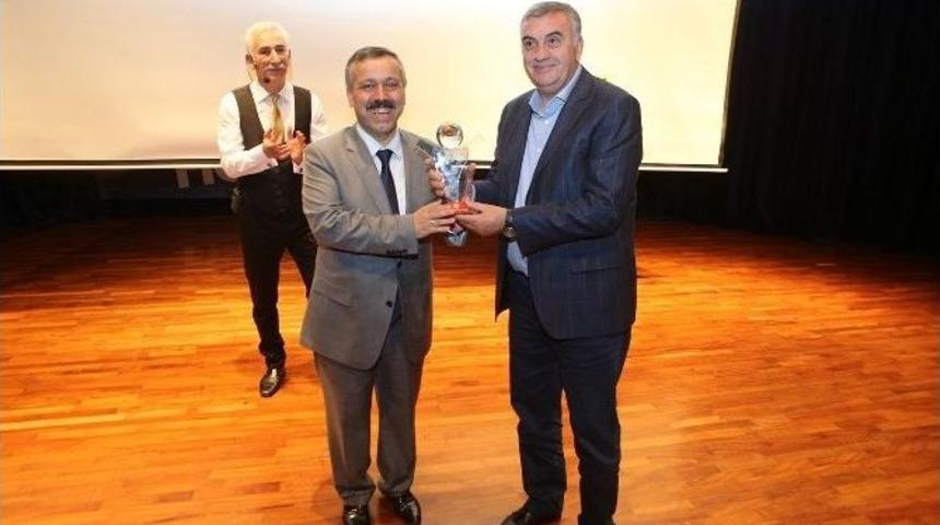 B&uuml;y&uuml;kşehir Belediye Başkanı Zeki To&ccedil;oğlu 1. Altın Hilal &Ouml;d&uuml;l T&ouml;renine Katıldı