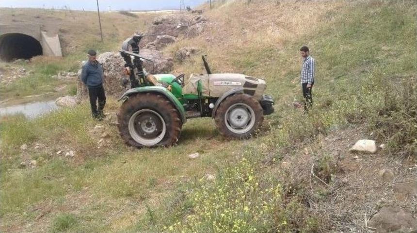 G&ouml;lbaşı İl&ccedil;esinde Trakt&ouml;r Takla Attı