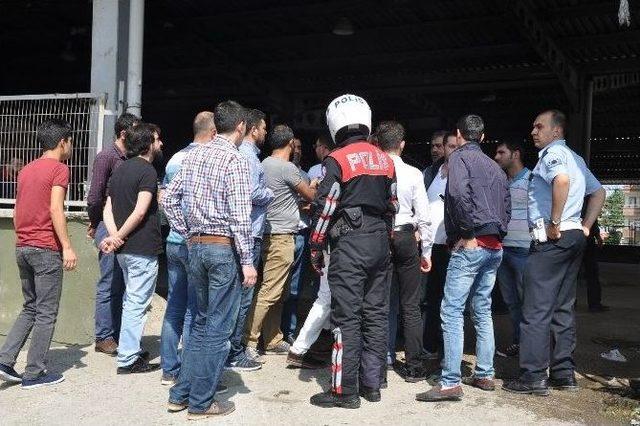 Oğlunun G&ouml;zleri &Ouml;n&uuml;nde Tekme Tokat D&ouml;vd&uuml;ler 1