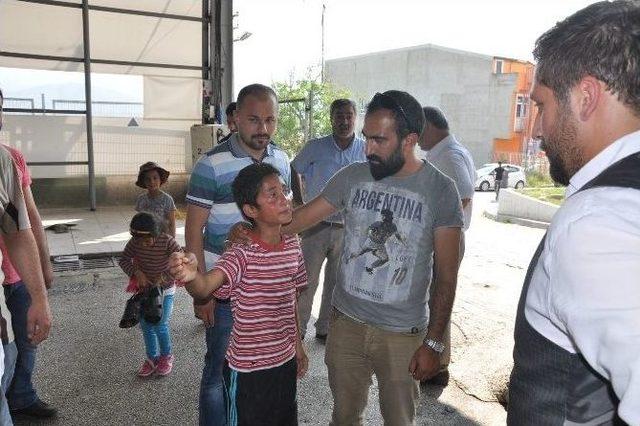 Oğlunun G&ouml;zleri &Ouml;n&uuml;nde Tekme Tokat D&ouml;vd&uuml;ler 2