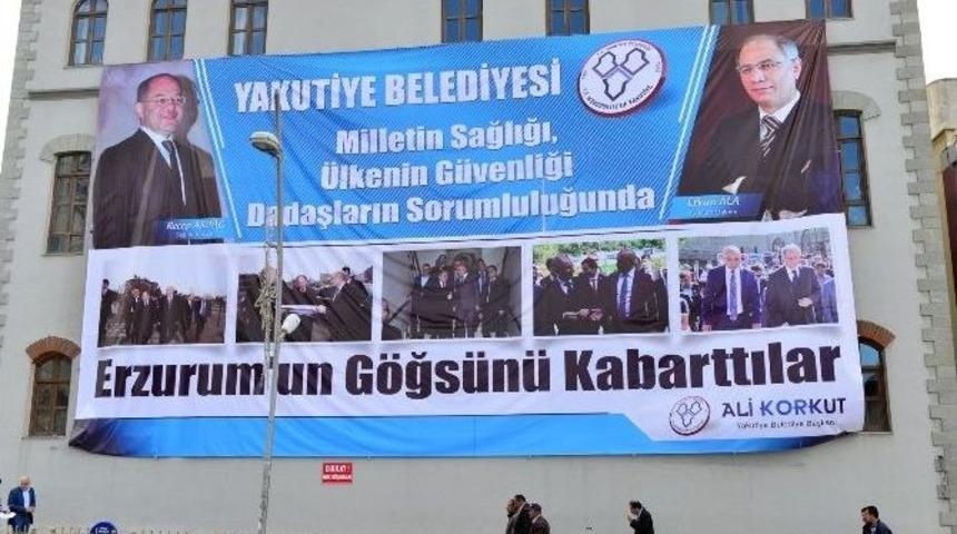 İki Bakan Sevinci Belediye Duvarına B&ouml;yle Yansıdı