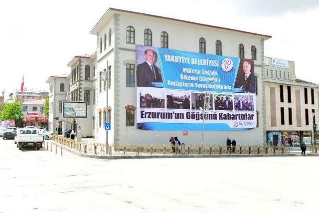 İki Bakan Sevinci Belediye Duvarına B&ouml;yle Yansıdı 1