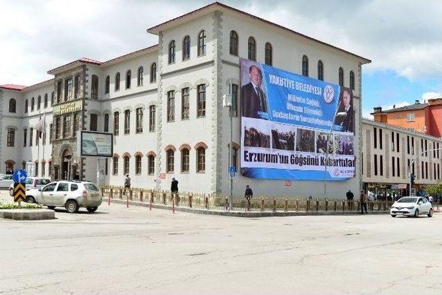 İki Bakan Sevinci Belediye Duvarına B&ouml;yle Yansıdı 2