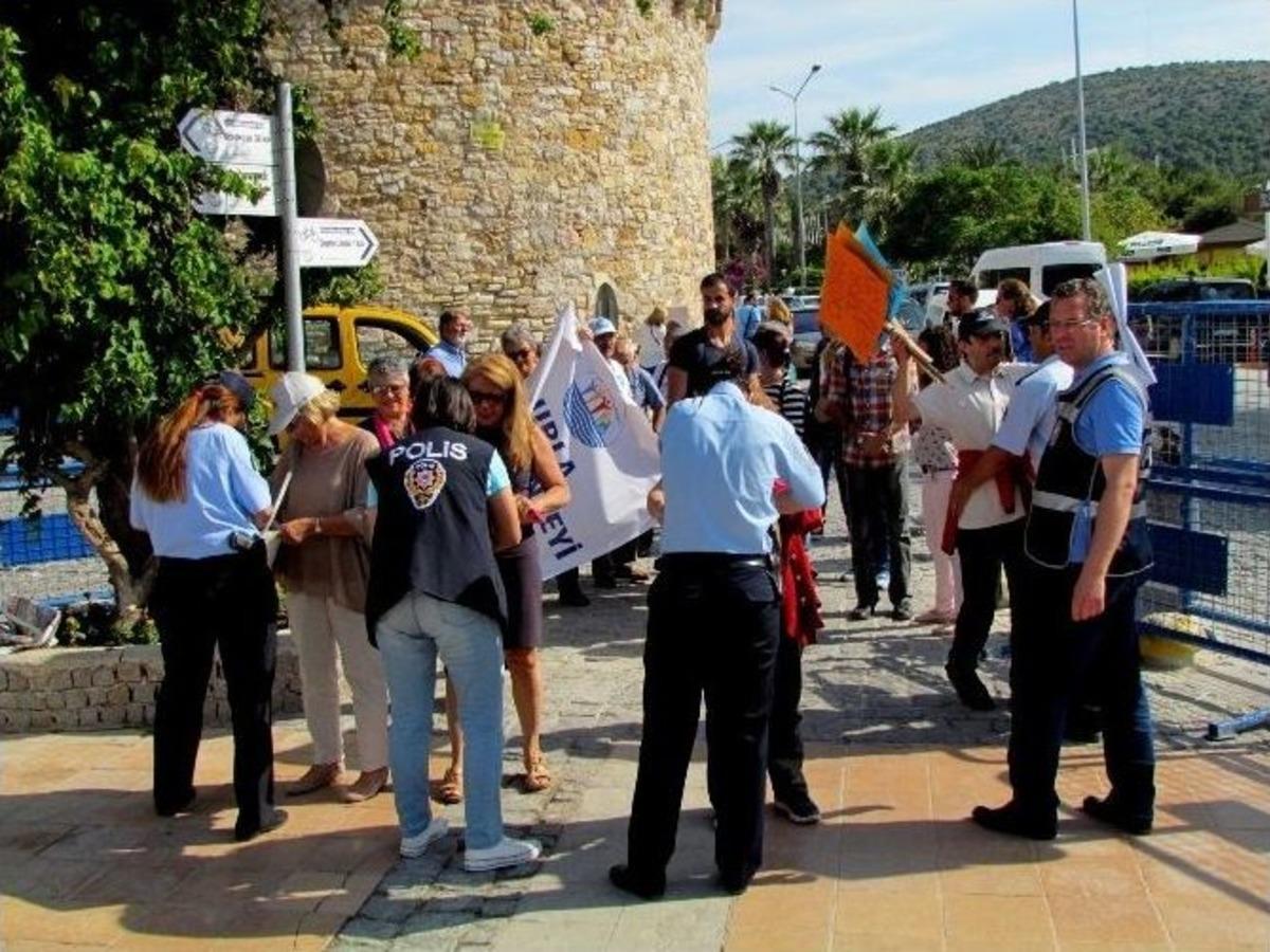 Polis Bariyerleri Arasında M&uuml;zikli Res G&ouml;sterisi