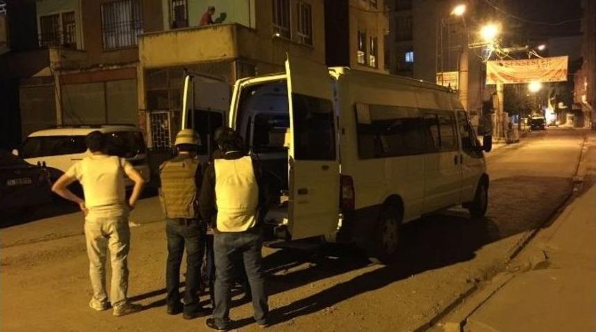 Duvarın &Uuml;zerine Bırakılan &Ccedil;anta Paniğe Neden Oldu