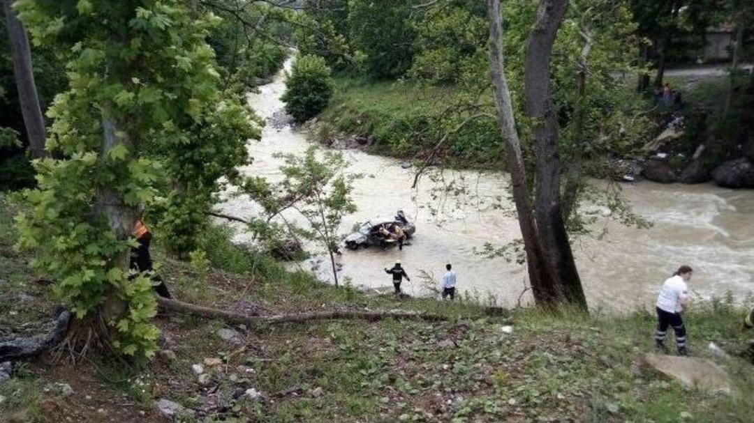 Otomobil U&ccedil;urumdan Irmağa Yuvarlandı: 2 Yaralı