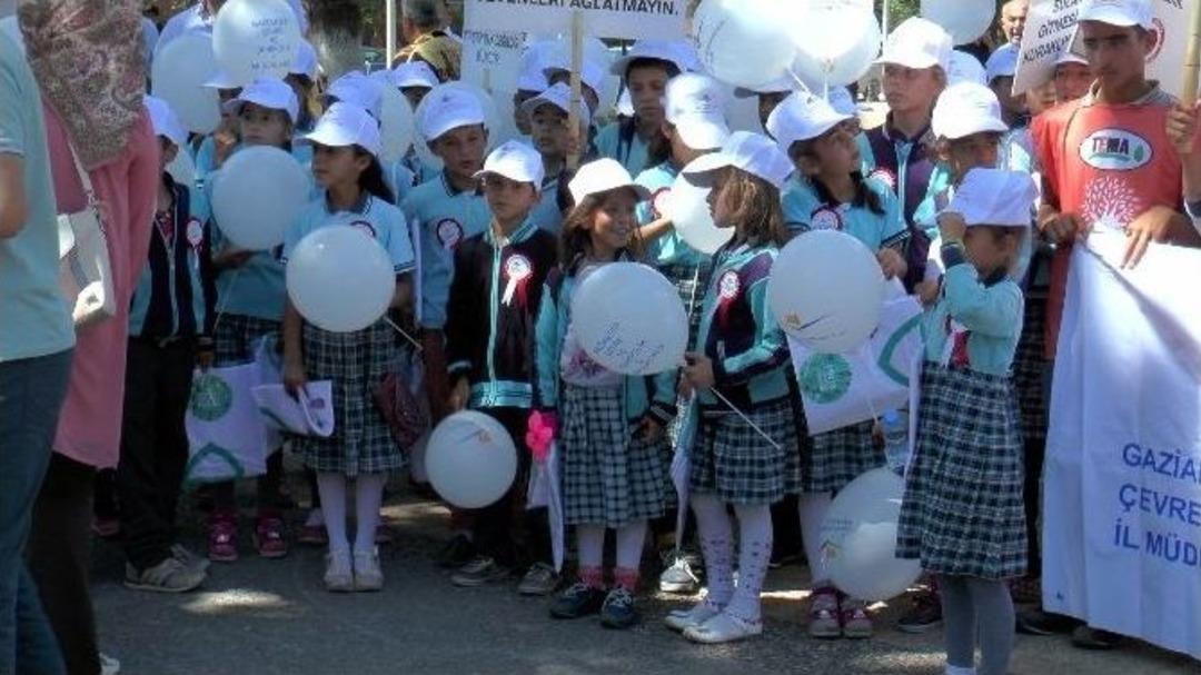 Y&uuml;r&uuml;y&uuml;ş Yapan K&uuml;&ccedil;&uuml;k &Ouml;ğrenciler, &Ccedil;evreyi Temizledi