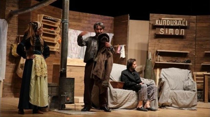 Tolstoy&rsquo;un &Uuml;nl&uuml; Eseri Tiyatroseverlerle Buluştu