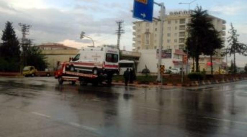 Ambulansla Otomobil &Ccedil;arpıştı: 3 Yaralı