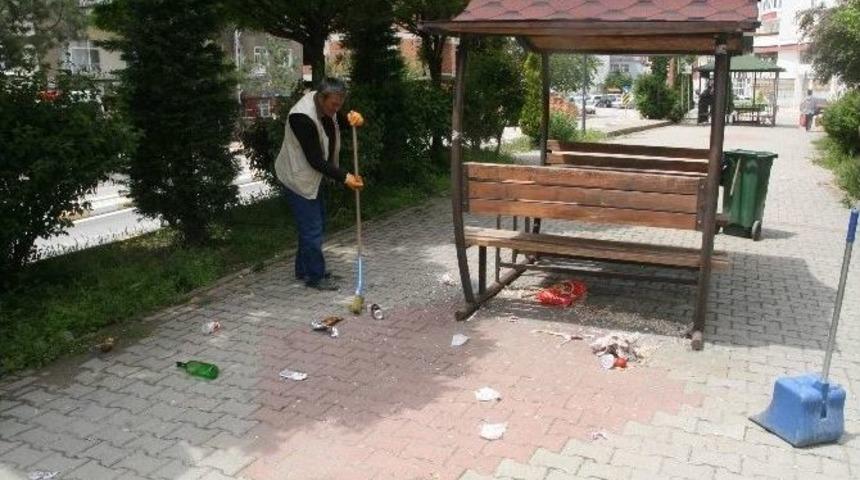 Parklar &Ccedil;&ouml;pl&uuml;k Gibi Kullanıyor