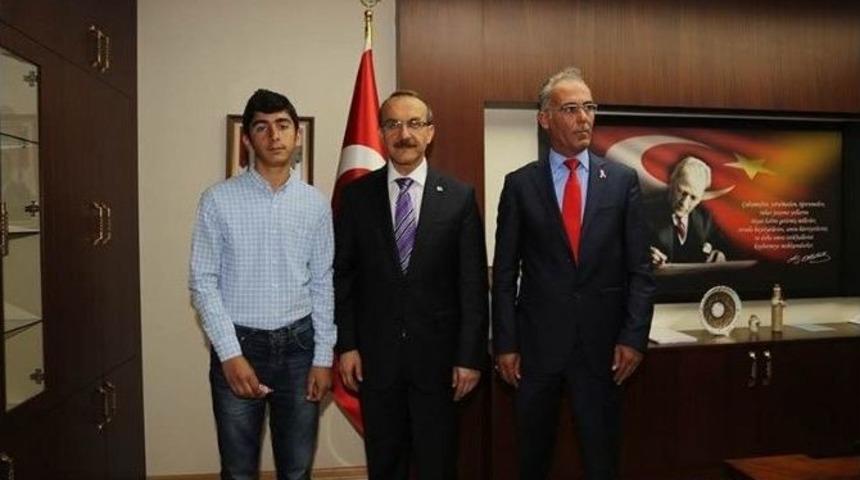 Başarılı &Ouml;ğrenciler &Ouml;d&uuml;llendirildi