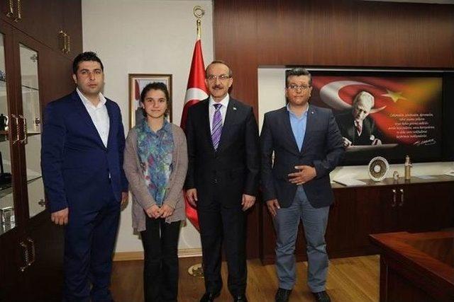 Başarılı &Ouml;ğrenciler &Ouml;d&uuml;llendirildi 1