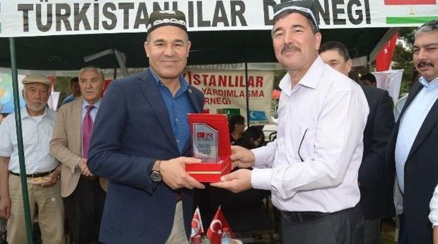 Başkan S&ouml;zl&uuml;, T&uuml;rkistanlıların Coşkusuna Ortak Oldu