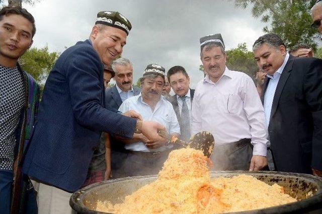 Başkan Sözlü, Türkistanlıların Coşkusuna Ortak Oldu