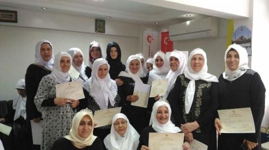 Kur&rsquo;an Kursunu Bitiren 26 Kadın Ta&ccedil;landırıldı