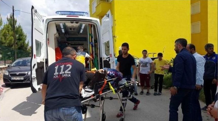 Kanlar İ&ccedil;inde Yerde Yatan Iraklı Kadına Sağlık Ekipleri M&uuml;dahale Etti