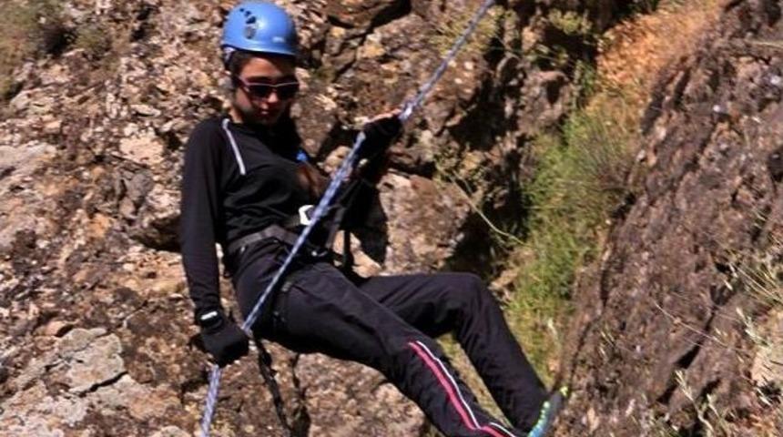 K&uuml;&ccedil;&uuml;k Dağcılardan Kaya Tırmanışı Ve Teknik İp İnişi