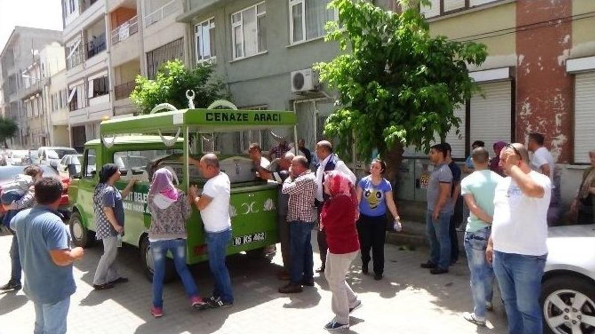 &Ccedil;ocuğunun G&ouml;zleri &Ouml;n&uuml;nde &Ouml;ld&uuml;r&uuml;len Gen&ccedil; Anne Son Yolculuğuna Uğurlandı