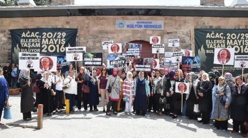 Ak Parti&rsquo;li Kadınlardan &rsquo;k&uuml;lliyede Dans İstemiyoruz&rsquo; Eylemi