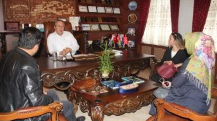 Askıda Elbise Ekibi, Belediye Başkanı &Uuml;nver&rsquo;i Ziyaret Etti