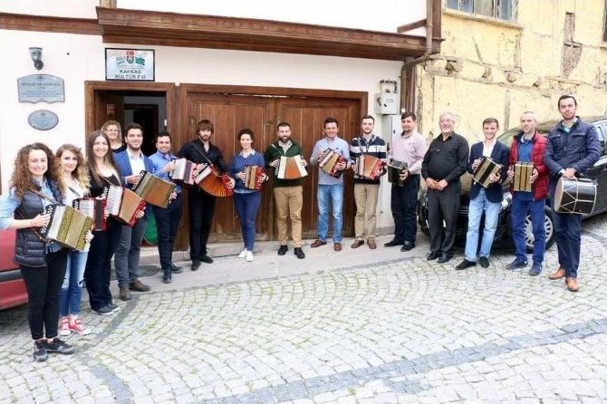 &Ccedil;erkesler, Bu Kez "mızıkalar Susmasın" Diye Bir Arada