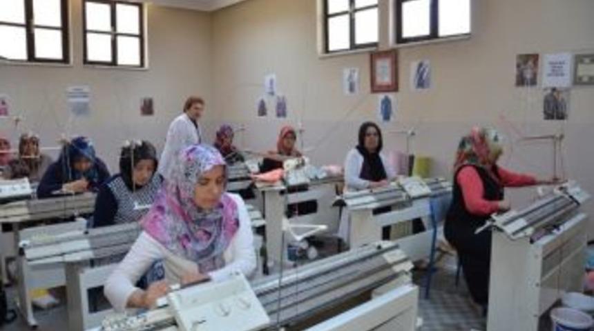 Trikotaj Kursu İle Meslek Ediniyorlar