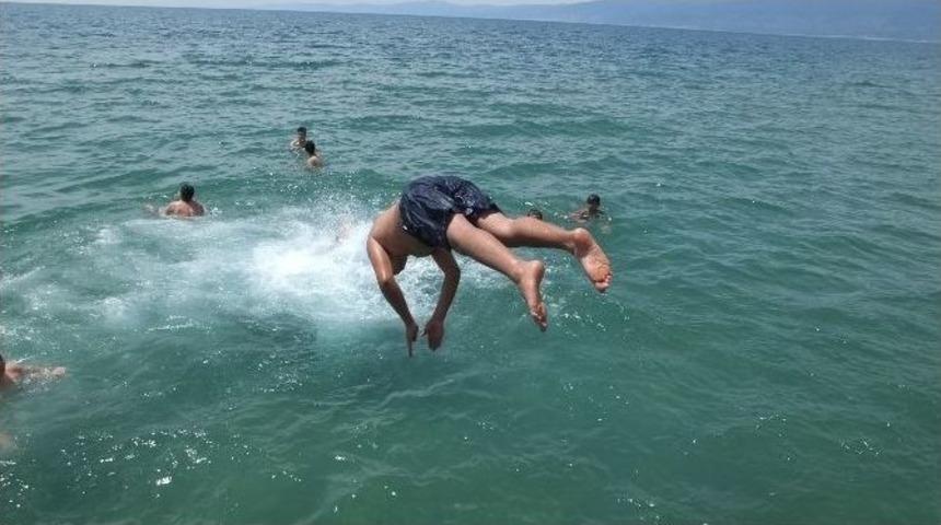 Burhaniye&rsquo;de &Ouml;ren Plajı Hareketlenmeye Başladı