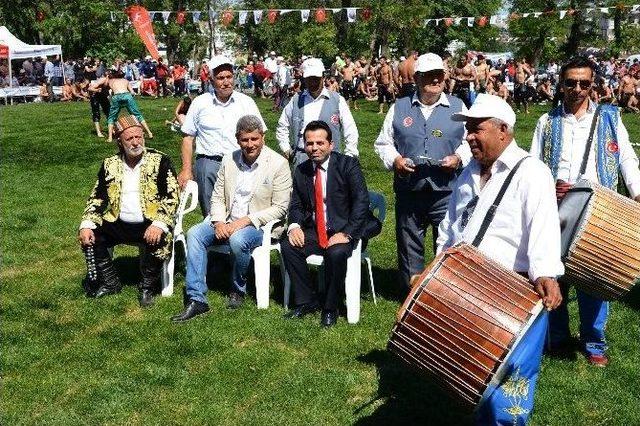 Beylikdüzü’nde İlk Kez Yapılan Yağlı Güreş Peşrevlerle Geldi