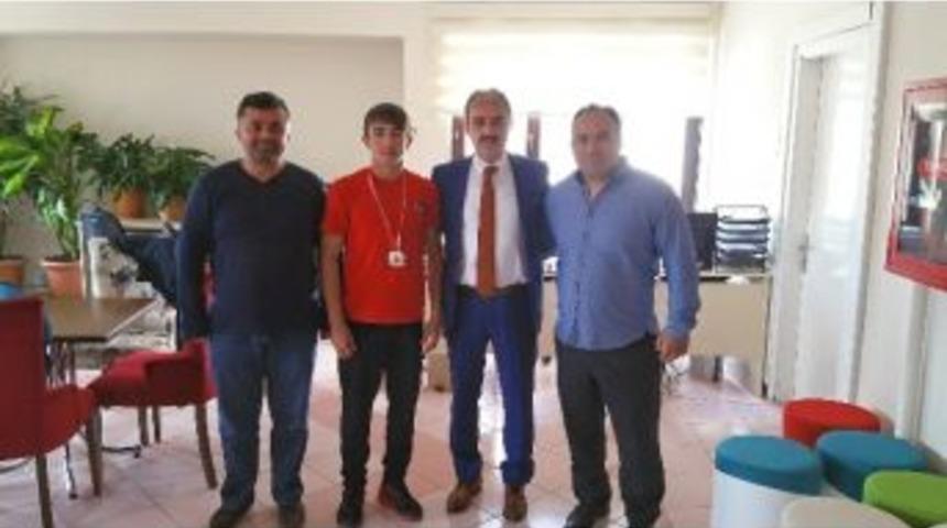 Başkan Din&ccedil;, T&uuml;rkiye 2.si Pehlivanını &Ouml;d&uuml;llendirdi