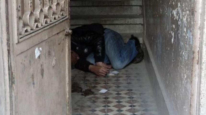 Beyoğlu&rsquo;nda Bina Sakinlerine Apartmanda Ceset Şoku