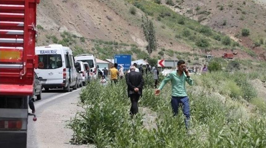 Y&uuml;ksekova Girişinde Kilometrelerce Ara&ccedil; Kuyruğu