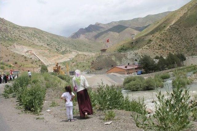 Yüksekova Girişinde Kilometrelerce Araç Kuyruğu