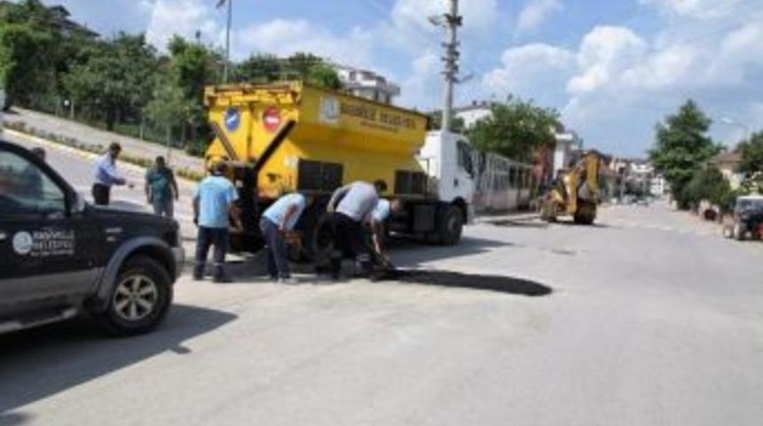 Başiskele&rsquo;de Her G&uuml;n 45 Ton Sıcak Asfalt Yollara Seriliyor