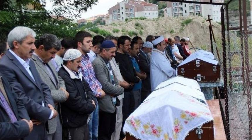 Trafik Kazasında Hayatını Kaybeden &Ccedil;ift Toprağa Verildi