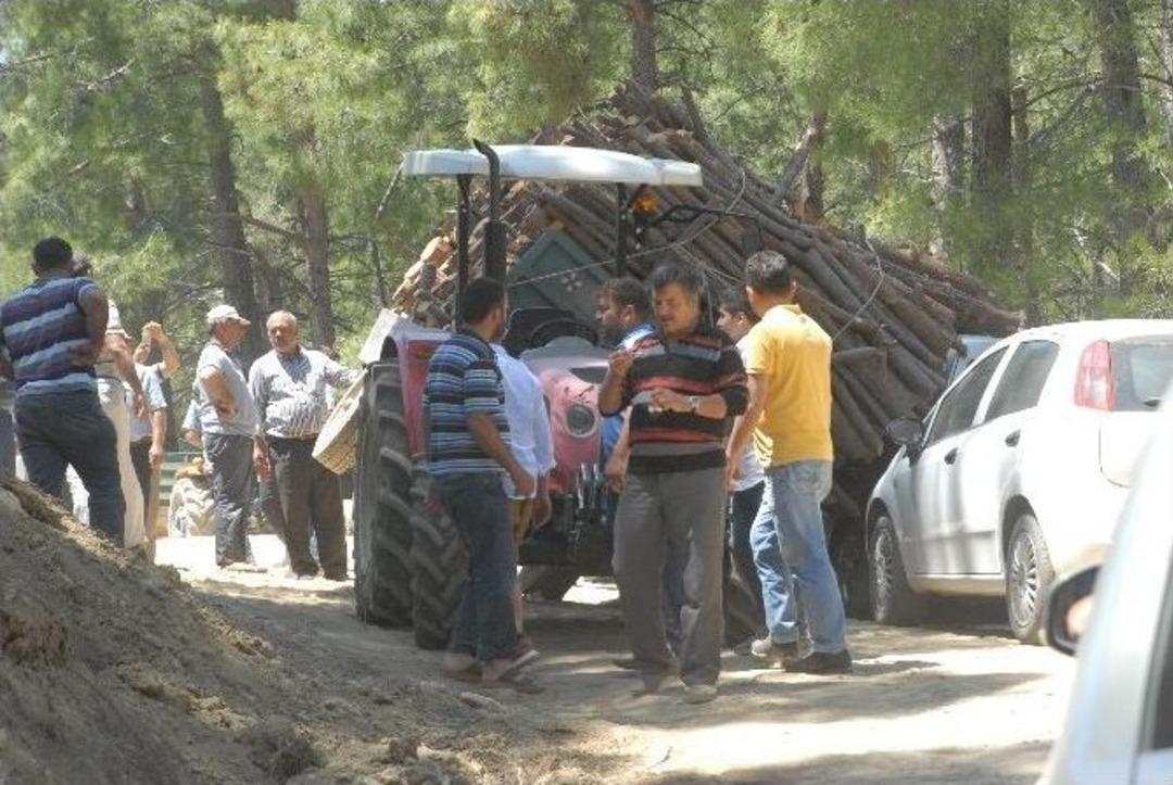 Odun Y&uuml;kl&uuml; Trakt&ouml;r Otomobilin &Uuml;zerine Yattı