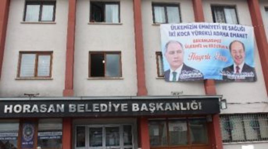Horasan&rsquo;da Bakan Ala Ve Akdağ Sevinci Belediye Duvarına B&ouml;yle Yansıdı