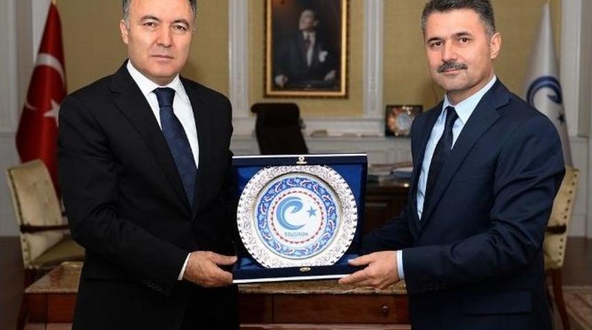 Vali Altıparmak &Ouml;d&uuml;llendirildi